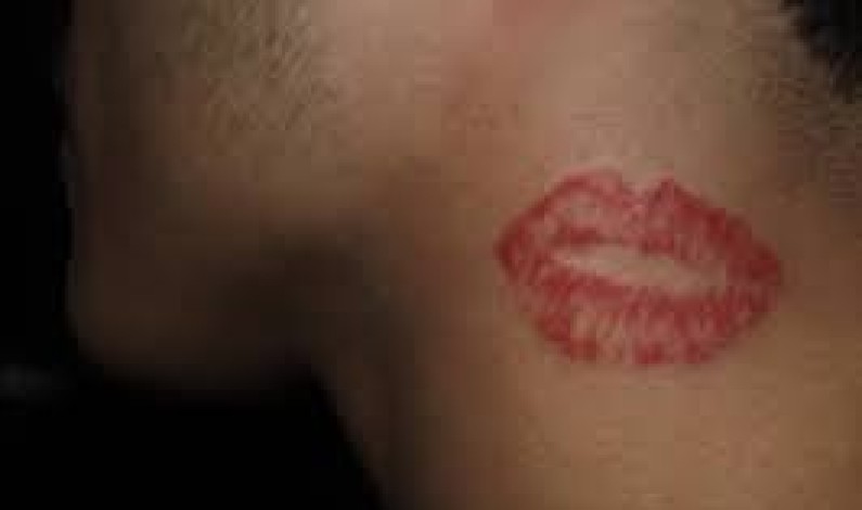 Tatuaggio bacio sul collo : l’ultima tendenza del mondo tattoo Tatuaggio bacio sul collo : l’ultima tendenza del mondo tattoo