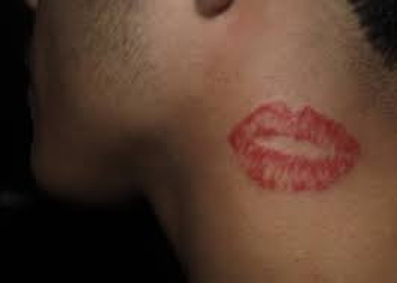 Tatuaggio bacio sul collo : l’ultima tendenza del mondo tattoo Tatuaggio bacio sul collo : l’ultima tendenza del mondo tattoo