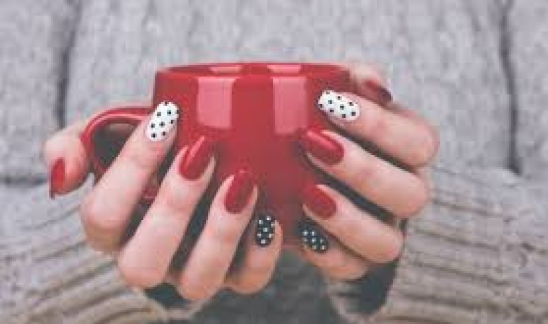 Nail art facile: idee semplici per una manicure invidiabile Nail art facile: idee semplici per una manicure invidiabile