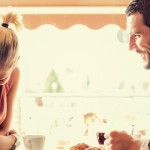 Coppia di fidanzati che fa colazione