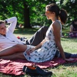 Picnic tra fidanzati in un parco